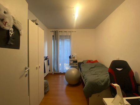 Zeer ruim appartement pal in het centrum van Genk - Photo 2