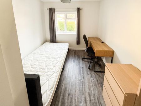 6 bedroom detached house to rent - Photo 4