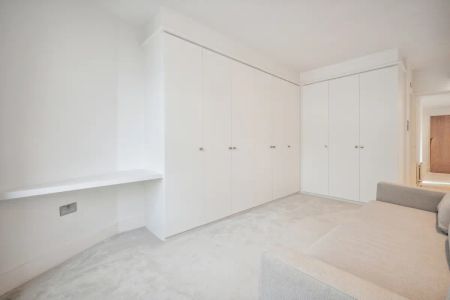 2 bedroom flat in London - Photo 2