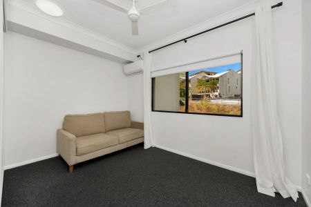 Modern 2-Bedroom Unit with Pool – Close to City and The Strand - Photo 2