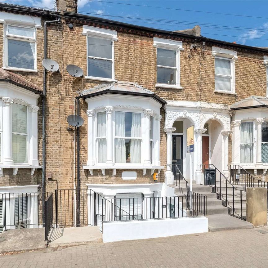 A spacious two bedroom first floor apartment located just off St. John's Hill. - Photo 1