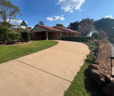 Lovely Established Home on 1,332 m² Allotment - Photo 4