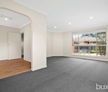 Immaculate three-bedroom home in a sought-after location - Photo 2