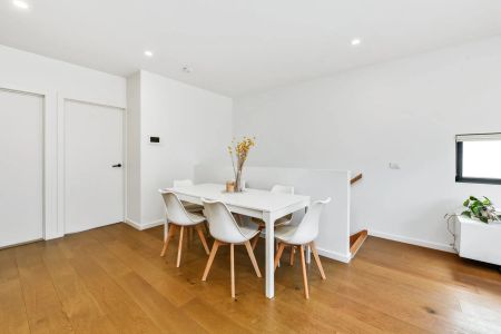 STYLISH TWO BEDROOM LIVING IN PRIME CHELTENHAM LOCATION - Photo 2