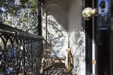 Three Bedroom Renovated Terrace with Detached Studio - Photo 3