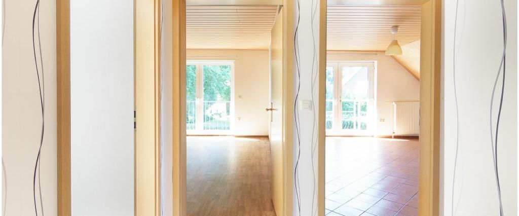 ***V E R M I E T E T*** ***geräumige 2 Zimmer Oberwohnung mit EBK in Börger*** mit eigenem Garten, Terrasse, sowie Zufahrt und Carport - Photo 1