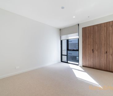 Luxury Living, House-Sized Proportions & Private Lift Access - Photo 3