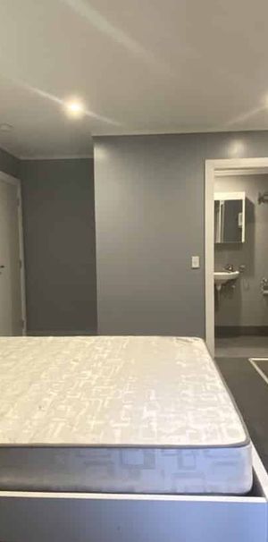 Self Contained Studio Unit on Park Street 2027 - Photo 1