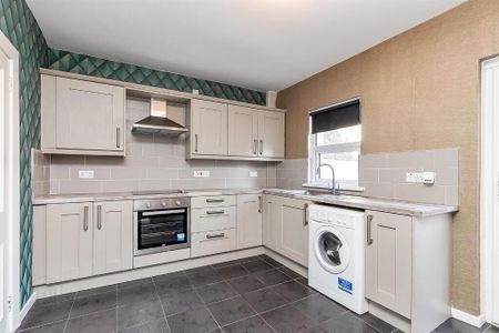 215 Carnmoney Road, Newtownabbey, BT36 6JR - Photo 4