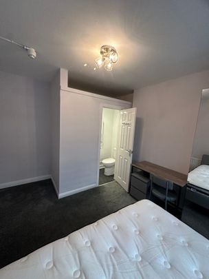 1 bedroom in a house share to rent - Photo 1