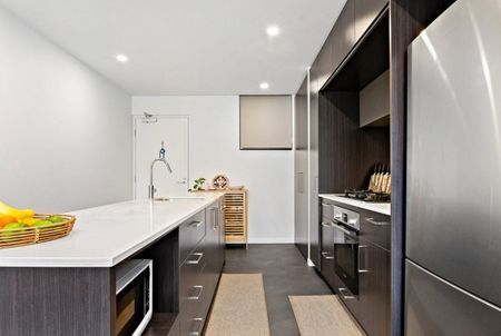 Modern Top-Floor Apartment with North-Facing Balcony in Prime Newmarket Location - Photo 4