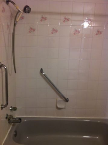 Fresh paint, renovated! double garage single family home in Sandstone! - Photo 4