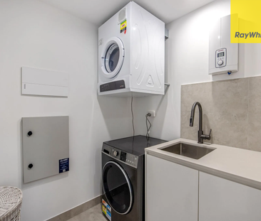 Luxury Living Awaits - Stylish 3-Bedroom Apartment in Hope Island R... - Photo 6