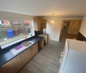 2 bed Apartment - To Let - Photo 5