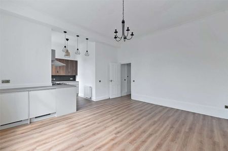 A spacious and light two bedroom apartment with wonderful high ceilings and off-street parking. - Photo 5