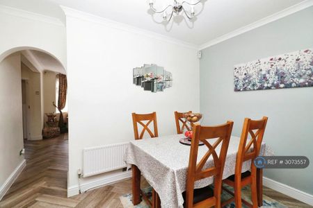 3 bedroom semi-detached house to rent - Photo 4