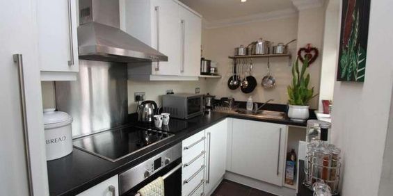 Knaphill, GU21 - Photo 3