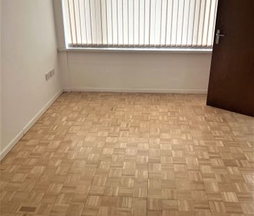 £1,400 PCM, Spacious Four Bedroom, Two Bathroom House with Enclosed... - Photo 4