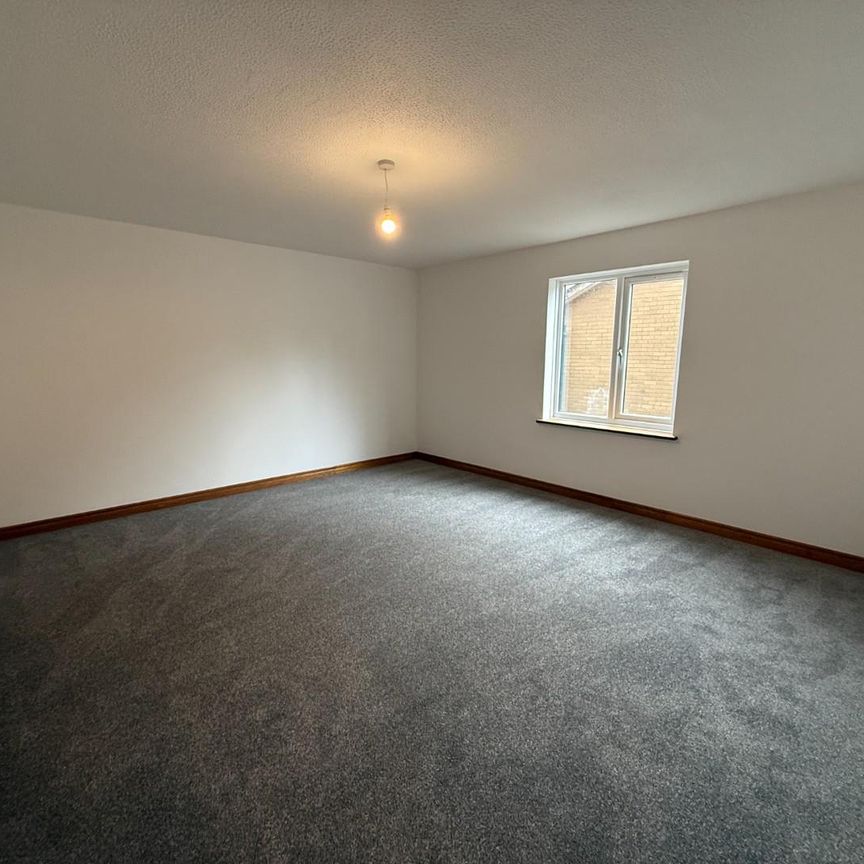 Court Road, Kingswood - Photo 1