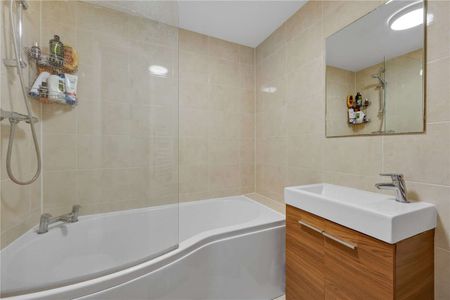 A ground floor, two bedroom apartment in Egham. - Photo 4