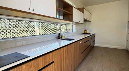 Fully Furnished - 4-Bedroom Family Home in St. Albans - Photo 3