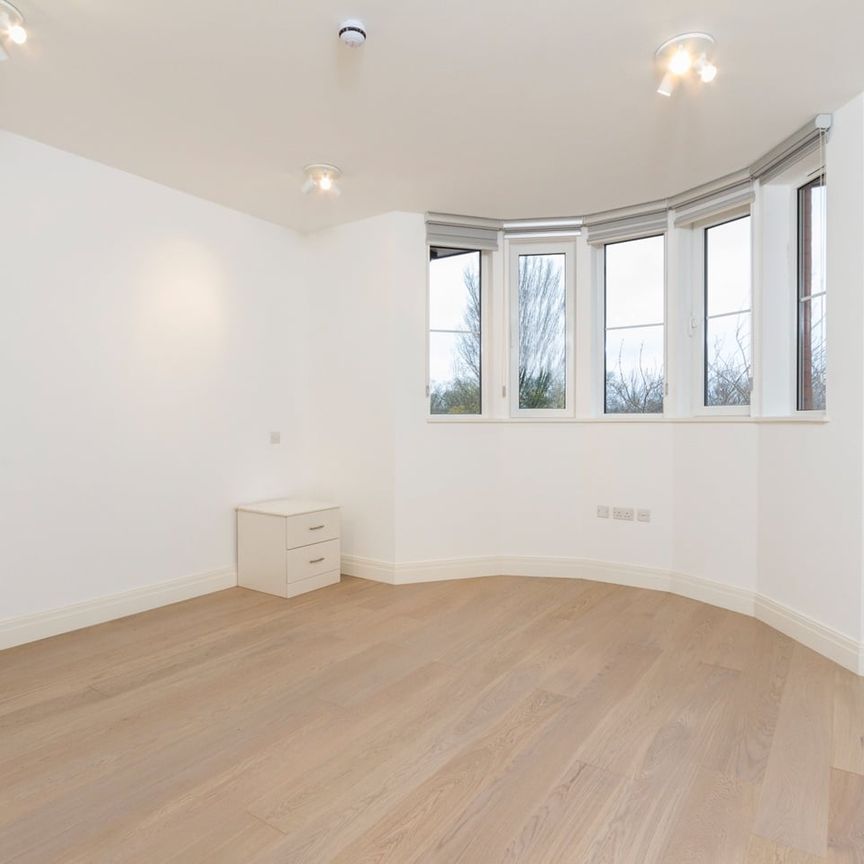 1 Bed Flat, Very Near The Common Green Area, W5 - Photo 1