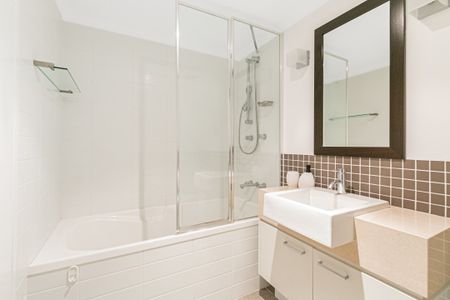 HABOURSIDE WATERFRONT APARTMENT - FURNISHED - Photo 3