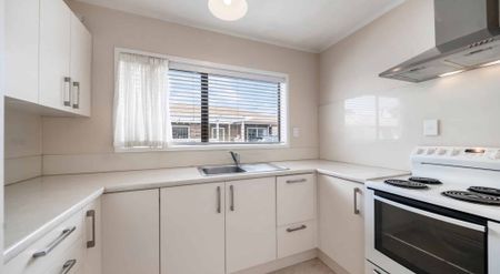 Beautiful Family Home in Blockhouse Bay - Photo 3