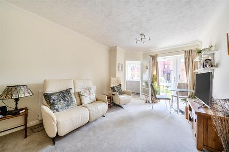 Avonbank Lodge, Newbury - Photo 2