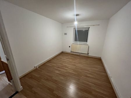 2 Bed Flat, Lenchs Green, B5 - Photo 4