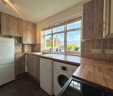 Hill View Road, Farnham, Surrey, GU9 - Photo 3