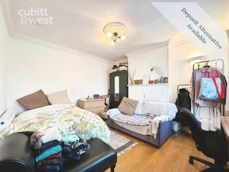 1 bedroom in a house share to rent - Photo 2