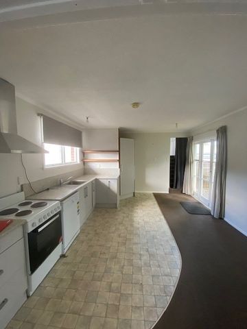 This three-bedroom home offers comfortable living in one of Hamilton’s most convenient areas. - Photo 4