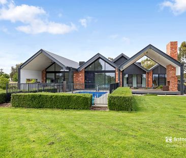 Timeless Design Meets Curated Luxury - Just 5km from Echuca - Photo 5