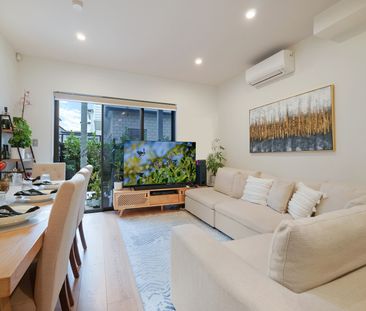 Modern, Low-Maintenance Living in Te Atatu Peninsula - Photo 2