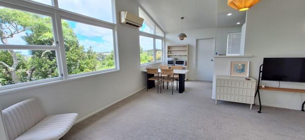 Family-Friendly 3-Bedroom Home, Walk to Schools – Lawn Included - Photo 1