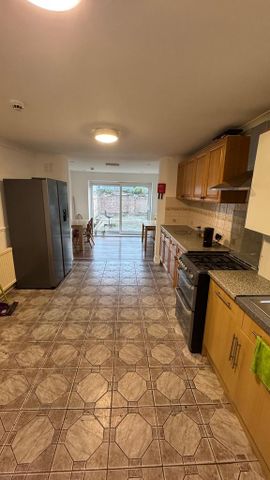1 bedroom in a house share to rent - Photo 4