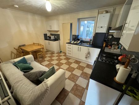 3 Bed Terraced House, Portswood Road, SO17 - Photo 4