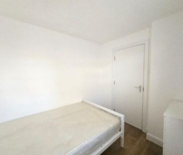 High Street, London - Photo 1