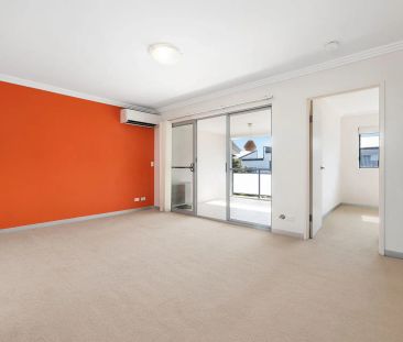 Luxurious Modern Apartment - Photo 2