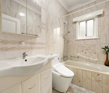 Contemporary Comfort and Convenience in One - Photo 2