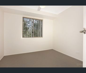 A LOVELY TOWNHOUSE SO CLOSE TO ALL AMENITIES AND THE BROADWATER! - Photo 5