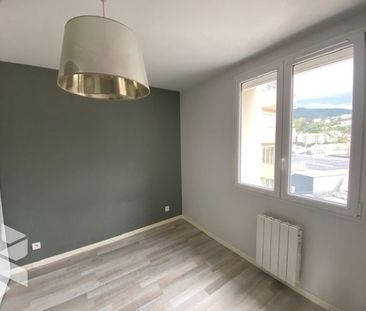 Appartement avec 3 chambres et balcon, à proximité des commerces et... - Photo 3