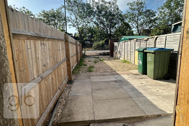 1 bedroom in a house share to rent - Photo 1