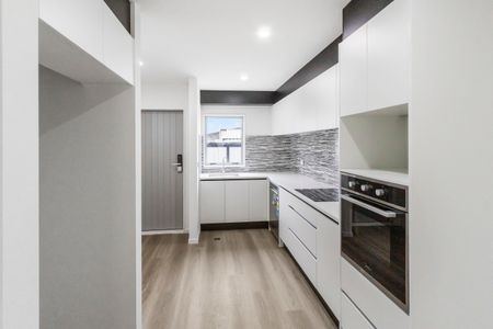 Modern 3 bedroom townhouse with water views in quiet cul-de-sac! - Photo 4