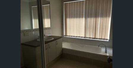 Large Beautiful Family Home! - Photo 4