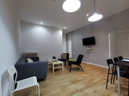 Room with two balconies in Madrid - Photo 1