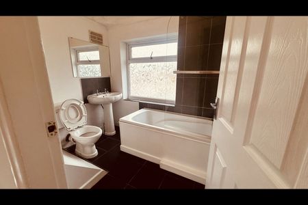 3 Bed Semi-Detached House, East Lancashire Road, M27 - Photo 3