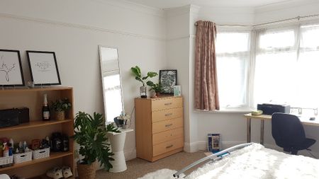 6 Bed Semi-Detached House, Granby Grove, SO17 - Photo 3