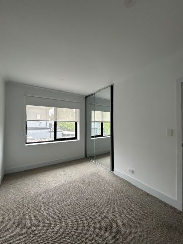 LIVE LIKE ROYALTY! - Photo 2